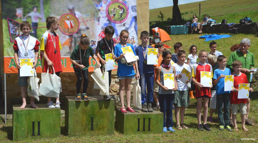 A dobogó II. fokán Angyal Dániel, aki sprintben és normál távon is ezüstérmet szerzett - Fotó: Péntek Annamari