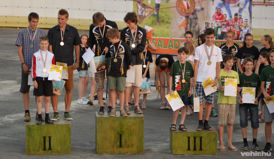  Veszprém megye 1. számú csapata a dobogó második fokán (Bálint Benedek, Péntek Márton és Péntek Mátyás) - Fotó: Bálint Bence