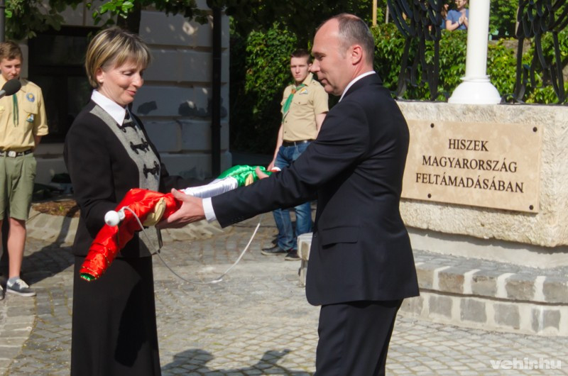 Kádár Jutka nyújtja át az országzászlót