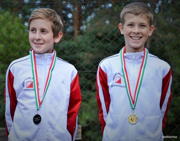 Angyal Dániel (balra) és Bálint Benedek, az F12-es kategória két legjobb eredményt elért versenyzője az eredményhirdetésen - Fotó: Bálint Bence