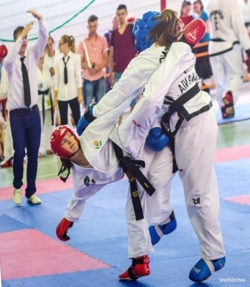 Bécsi Nikolett (piros fejvédőben) - Fotó: Kovács Gyula