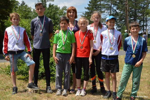 A Veszprémi Honvéd érmesei: Németh Zsoltné edző, (előtte balról jobbra) Angyal Dániel, Etlinger András, Schäfer Ferdinánd, Lantai Lili, Lantai Boróka, Bálint Benedek, Bálint Ádám - Fotó: Bálint Bence