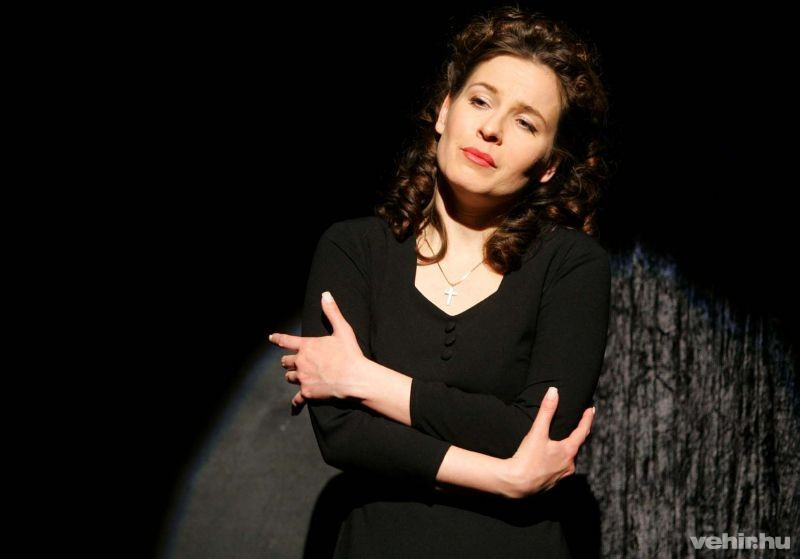 Edith Piafként a Kék verébben