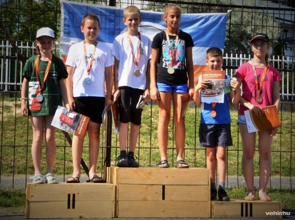 Bálint Ádám kék felsőben a dobogó harmadik fokán a F12C kategória bronzérmeseként - Fotó: Bálint Bence