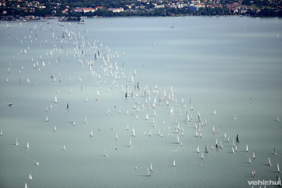 A versenyben vezető Fifty-Fifty 14 órakor elérte a keszthelyi bóját, s elindult vissza a balatonfüredi cél felé a 46. Kékszalag Audi Nagydíj Balaton-kerülő vitorlásversenyen.