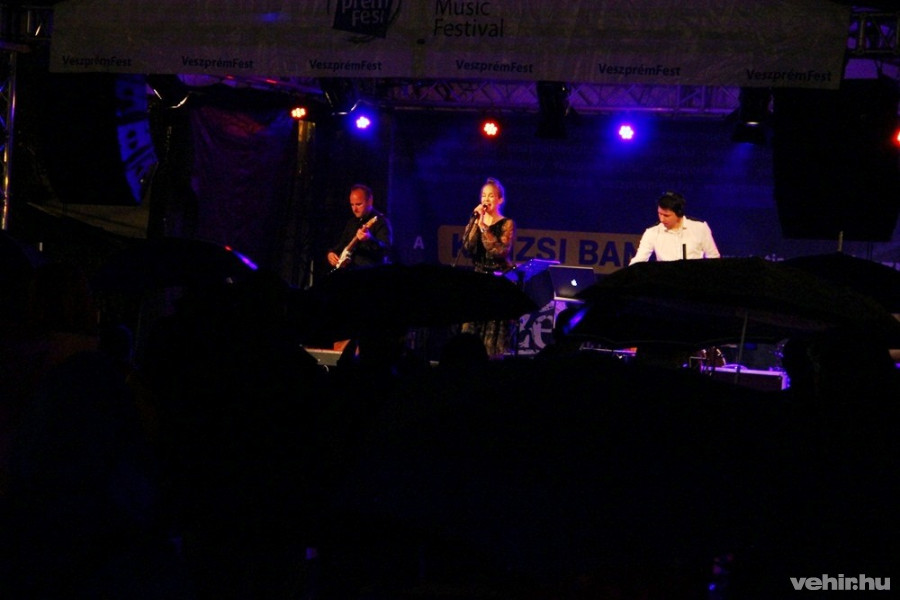 Színpadon a Bin-Jip