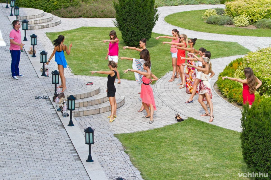 Folyamatosan készülnek a lányok