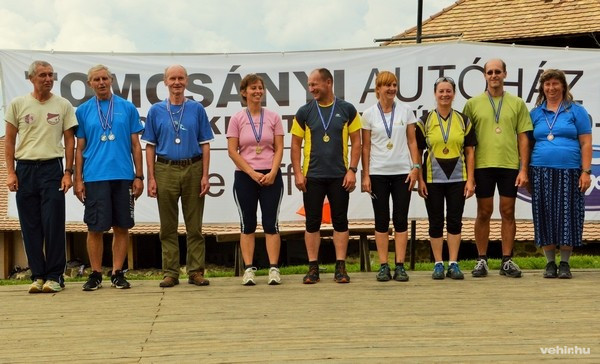 Középen a 40-es kategóriában aranyérmes csapat: Lendvai Katalin, Németh Zsolt és Németh Zsoltné, valamint (tőlük jobbra) a bronzérmet nyert Böröczkyné Makai Anna, Bácskai Péter és Palumbi Edit - Fotó:Bálint Mónika