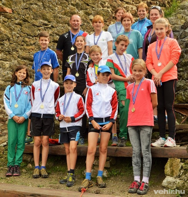 A rövidtávú versenyszámban dobogós helyezést elért 16 veszprémi versenyző - Fotó:: Bálint Mónika