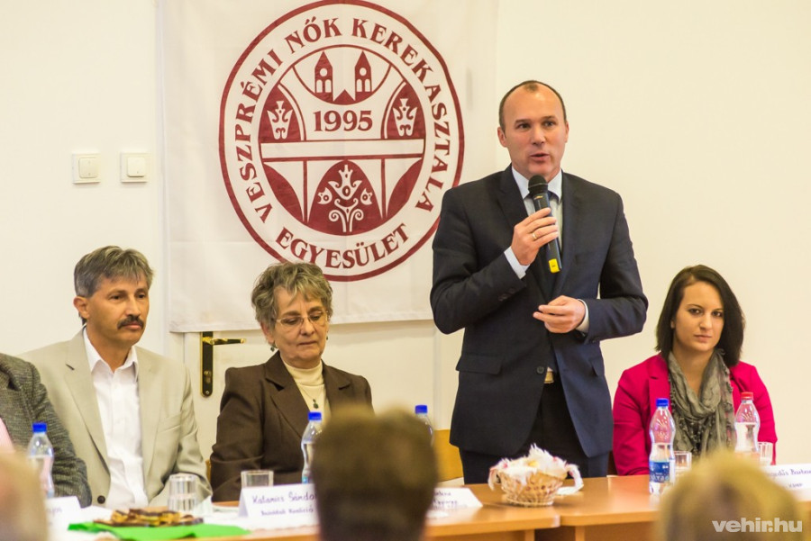 A mikrofonnál Porga Gyula