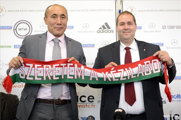 Talant Dujshebaev, a magyar férfi kézilabda-válogatott 2017 januárjáig megbízott új szövetségi kapitánya (b) és Vetési Iván, a Magyar Kézilabda Szövetség elnöke egy "Szeretem a kézilabdát" feliratú, nemzetiszínű sálat tart az új szakvezető bemutatkozó sajtótájékoztatóján a fővárosi Hotel Héliában 2014. október 8-án. A spanyol-orosz Dujshebaev az első külföldi szakember, aki betölti ezt a posztot. MTI Fotó: Kovács Tamás 