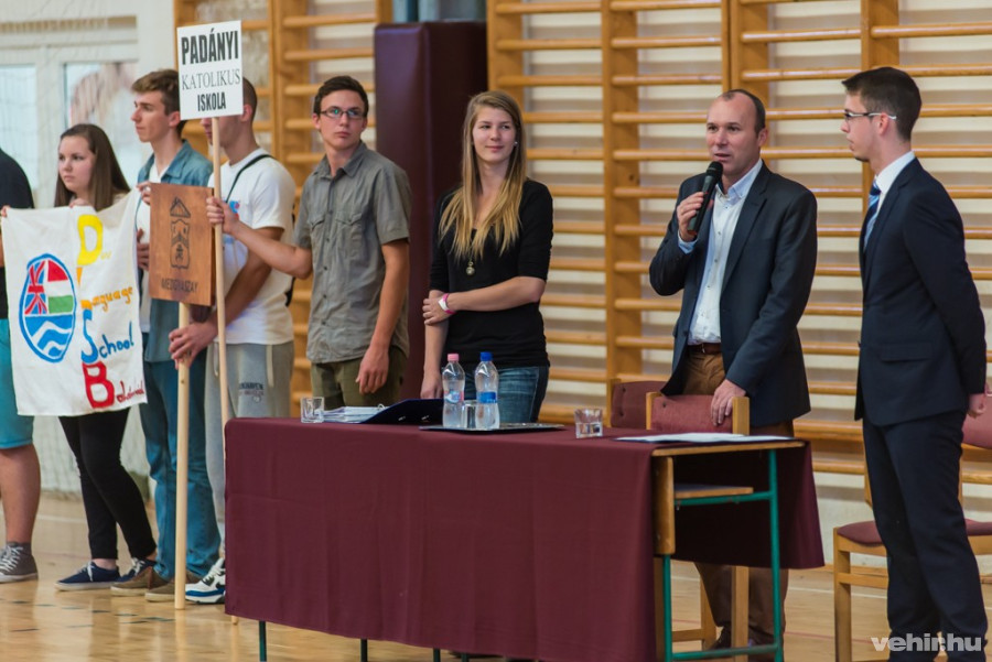 Porga Gyula köszönti a fiatalokat