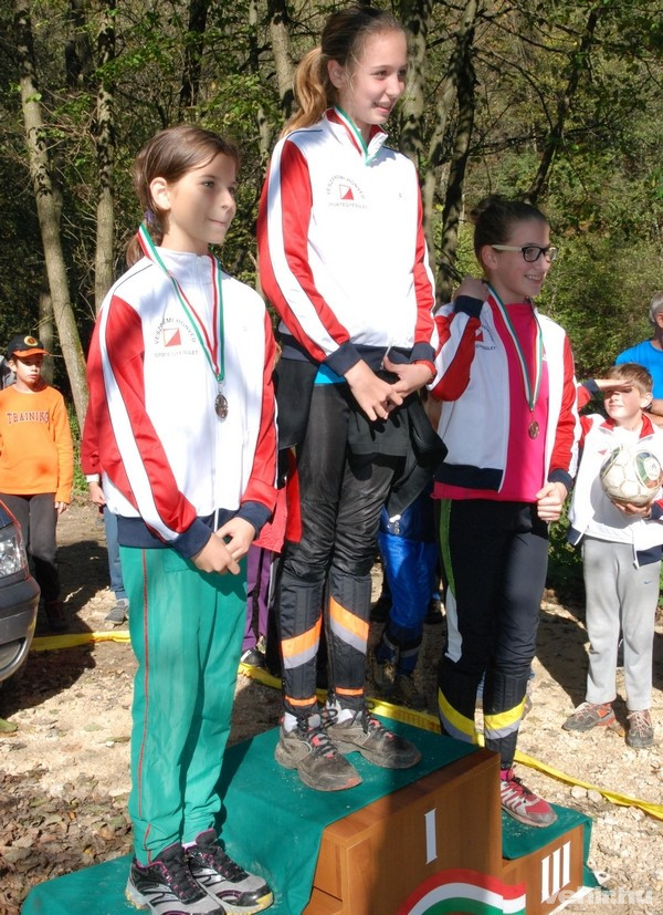 Az N12-es dobogó mindhárom fokán a VHS versenyzői álltak: Lantai Boróka (1.), Papp Viki (2.) és Kápolnás Kata (3.)