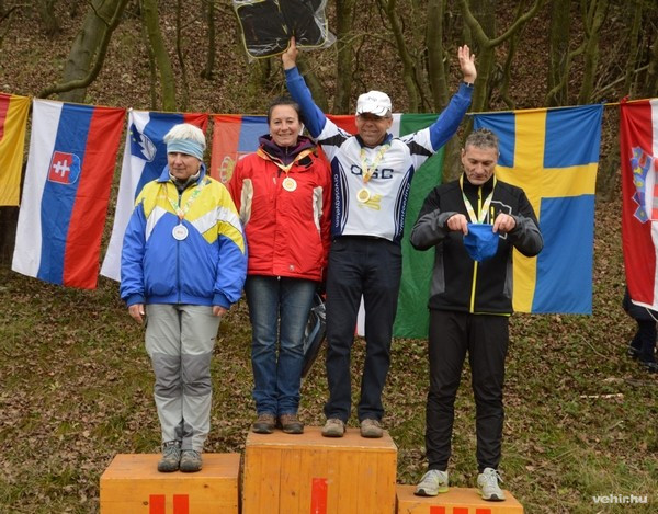 Az 50 éves mezőny eredményhirdetése, a dobogó legfelső fokán a VHS versenyzője, Böröczkyné Makai Anna