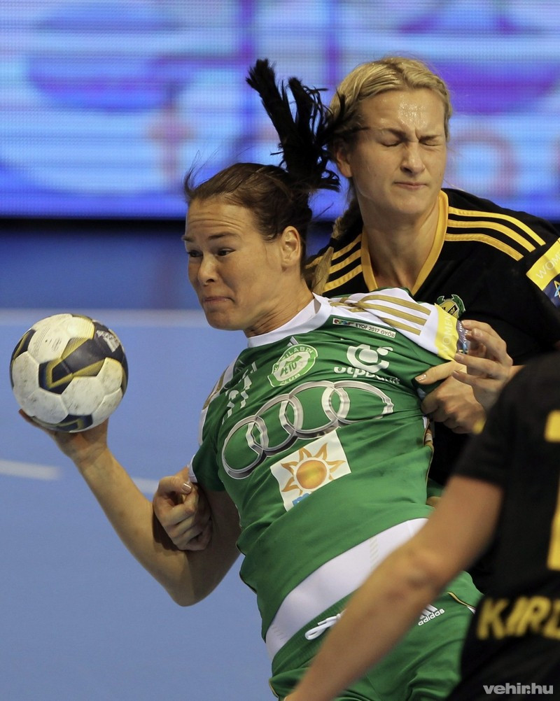 A győri Hornyák Ágnes (elöl) és svéd Elin Enhörning a női kézilabda Bajnokok Ligája C csoportjának 6. fordulójában játszott Győri Audi ETO KC- IK Sävehof mérkőzésen Győrben 2014. november 23-án. MTI Fotó: Kovács Anikó