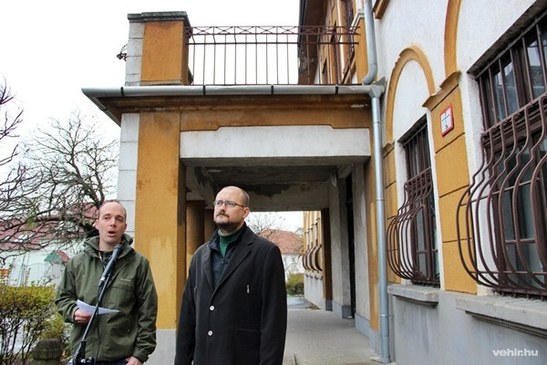 Zelenák Adrián és Gerstmár Ferenc a zeneművészeti szakközépiskola egykori épülete előtt