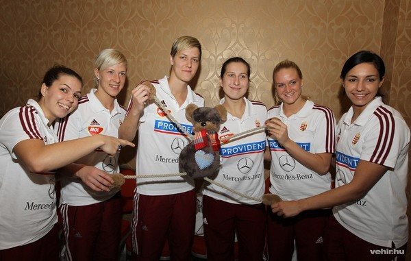 Kovacsics Anikó, Triscsuk Krisztina, Tomori Zsuzsanna, Herr Orsolya, Klivinyi Kinga és Szucsánszki Zita, a magyar női kézilabda-válogatott tagjai (b-j) a december 7-én kezdődő magyar-horvát közös rendezésű női kézilabda Európa-bajnokság beharangozó sajtótájékoztatóján a győri ETO Park Hotelben 2014. december 3-án. MTI Fotó: Kovács Anikó