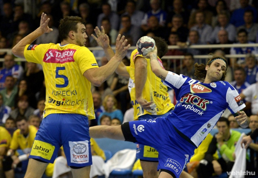 A lengyel Michal Jurecki és a szegedi csapatban játszó Dean Bombac a férfi kézilabda Bajnokok Ligája D csoportjában, a 8. fordulóban játszott MOL-Pick Szeged - Kielce mérkőzésen az újszegedi sportcsarnokban 2014. december 6-án. MOL-Pick Szeged - Kielce 26-27. MTI Fotó: Illyés Tibor