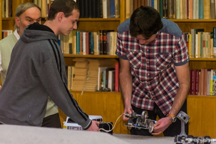 A fiúk az iskola nyílt napján is bemutatták, mit tud az autójuk