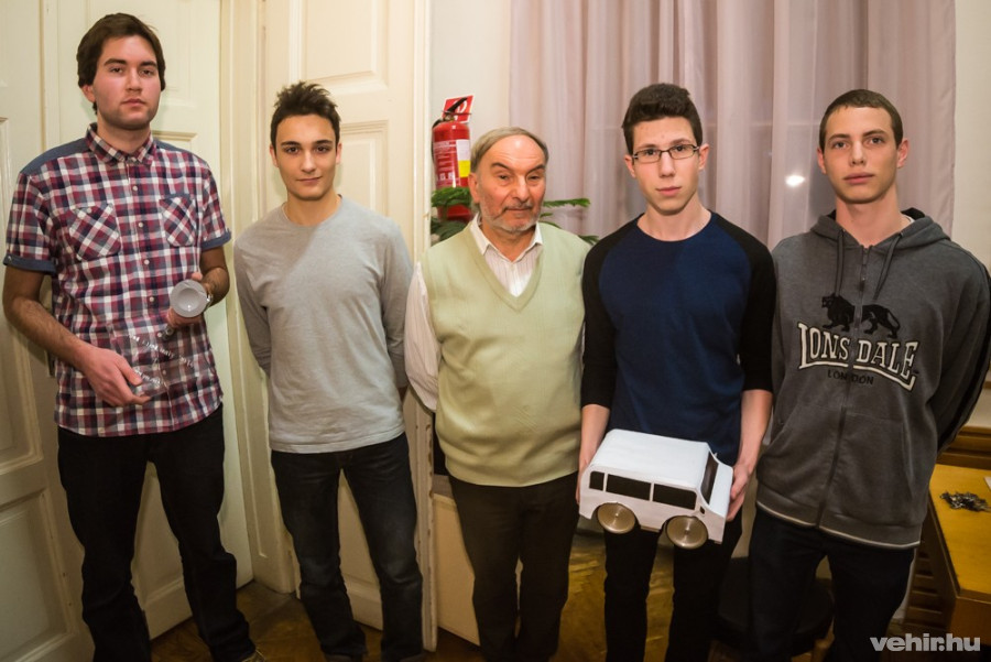 A győztes csapat: Orgoványi Csaba, Dobay Tamás, László Lajos tanár úr, Dul Dávid, Csepi Tibor.