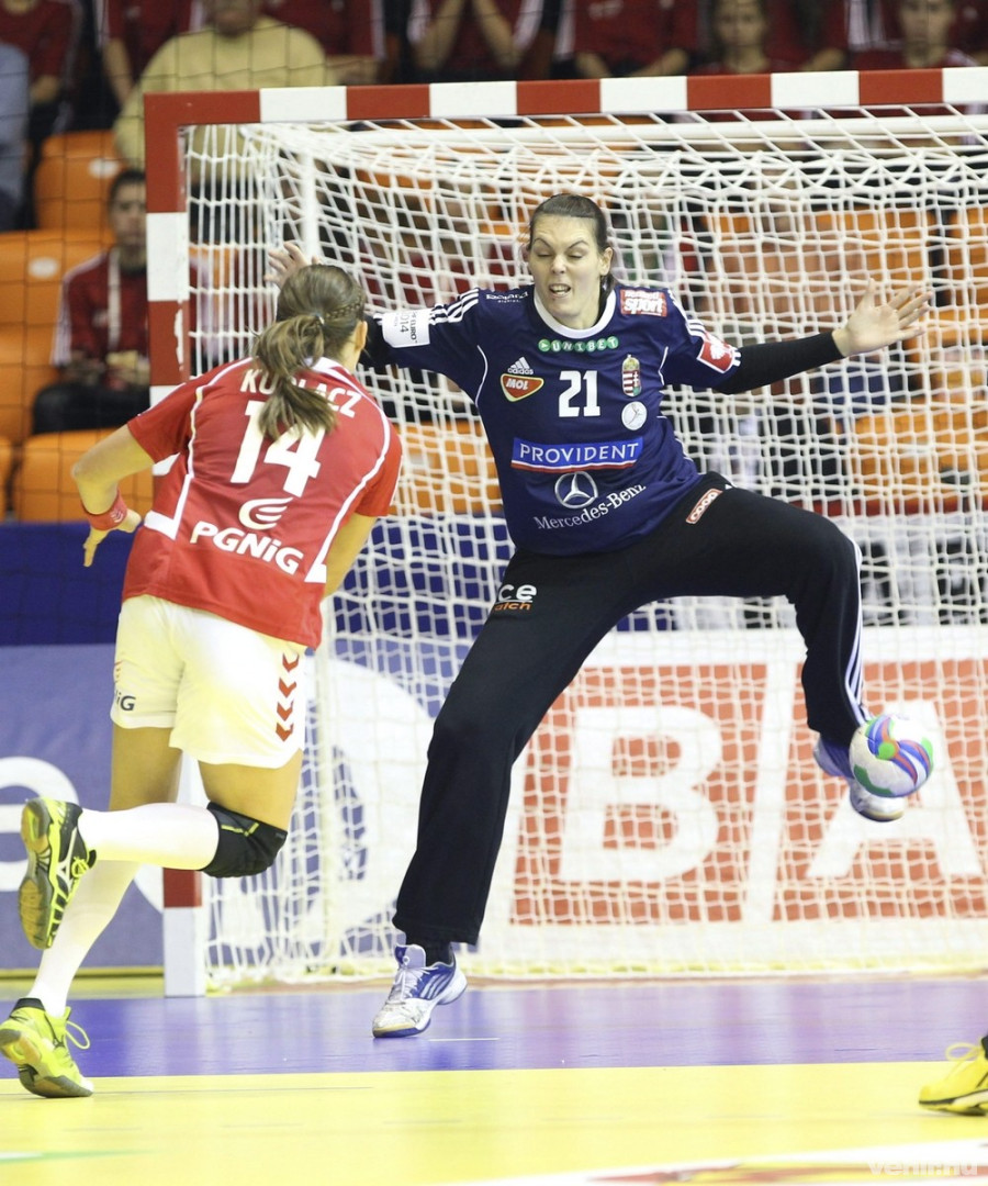 Kiss Éva kapus (j) védi a lengyel Karolina Kudlacz lövését a magyar-horvát közös rendezésű kézilabda Európa-bajnokság A csoportjában játszott Magyarország - Lengyelország találkozón a győri Audi Arénában 2014. december 9-én. MTI Fotó: Kovács Anikó