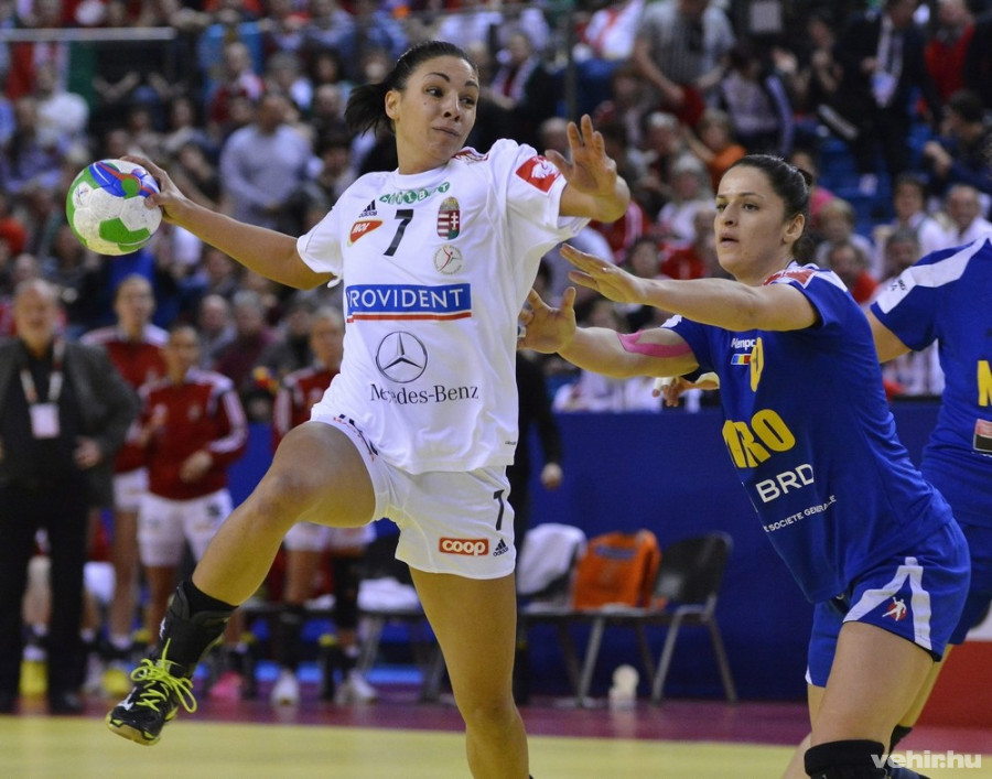 Szucsánszki Zita (b) és a román Adriana Gabriela Tacalie a magyar-horvát közös rendezésű női kézilabda Európa-bajnokság középdöntőjének I. csoportjában játszott Magyarország - Románia találkozón a debreceni Főnix Csarnokban 2014. december 13-án. MTI Fotó: Czeglédi Zsolt