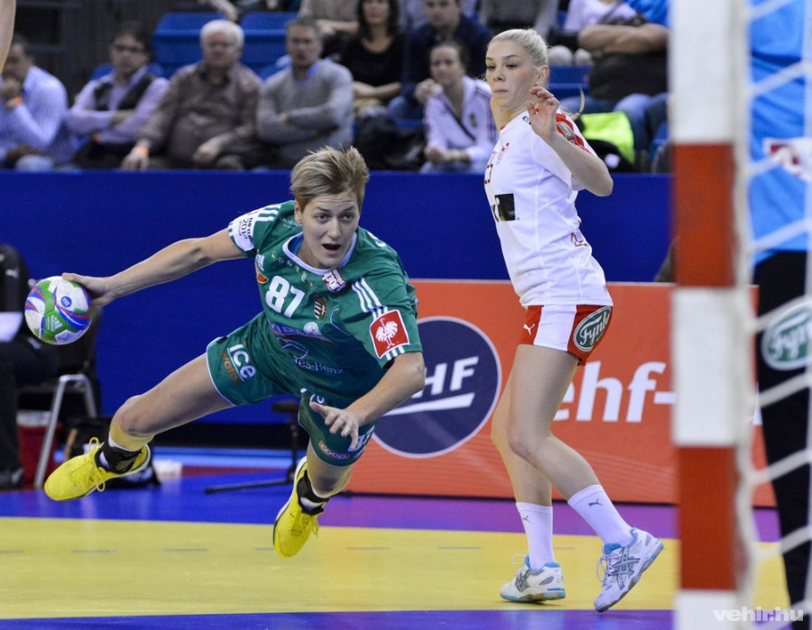 Tomori Zsuzsanna (b) és a dán Trine Ostergaard Jensen a magyar-horvát közös rendezésű női kézilabda Európa-bajnokság középdöntőjének I. csoportjában játszott Magyarország - Dánia találkozón a debreceni Főnix Csarnokban 2014. december 15-én. MTI Fotó: Czeglédi Zsolt
