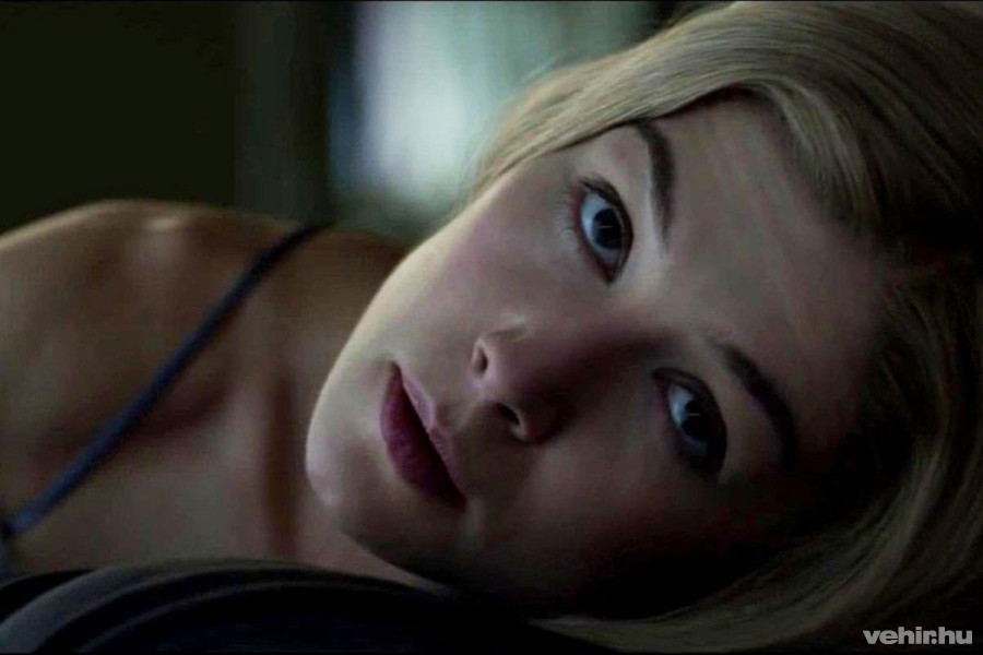 Rosamund Pike a Holtodiglan című filmben