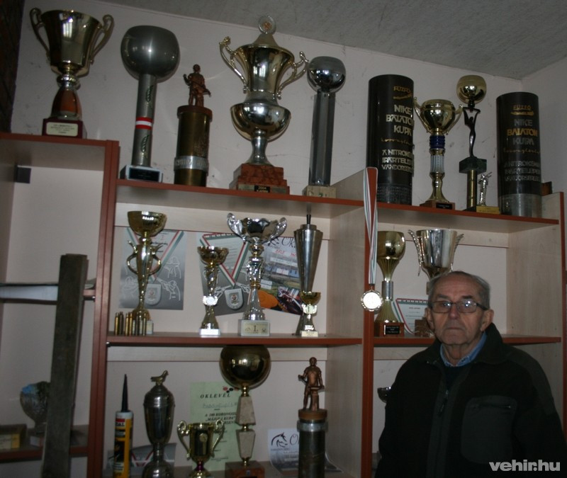 Szajkó István a lőtér relikviaái előtt