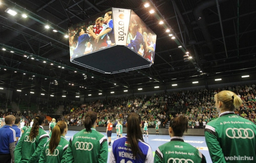 A tíz éve tragikus körülmények között elhunyt válogatott kézilabdázóra, Kulcsár Anitára emlékeznek a női kézilabda NB I-ben játszott, Győri Audi ETO KC - FTC-Rail Cargo Hungária bajnoki mérkőzés előtt Győrben, az Audi Arénában 2015. január 21-én. MTI Fotó: Kovács Anikó