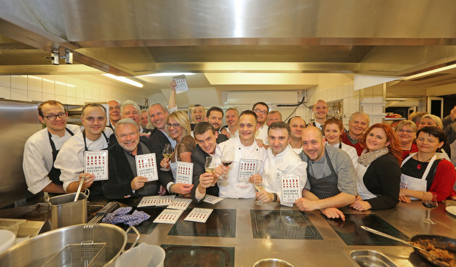 A vendégek és a szakácsok a végén együtt ünnepeltek