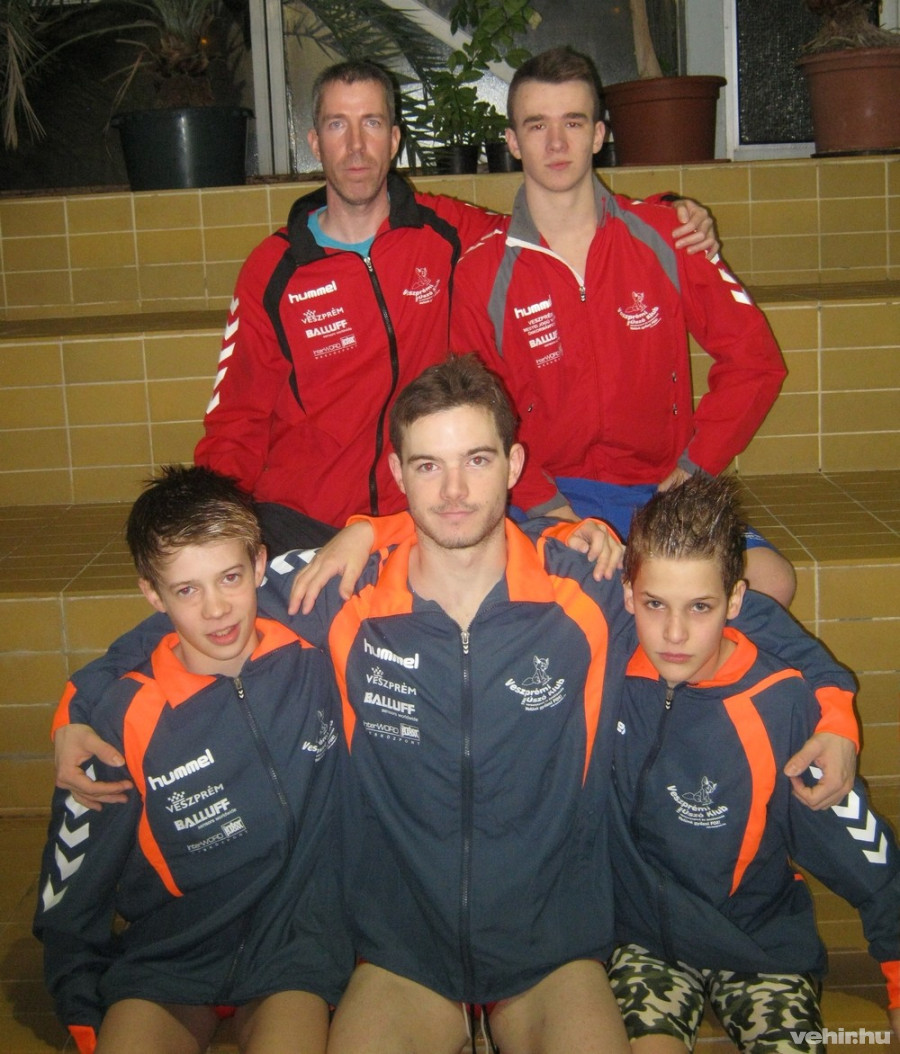Balogh János edző balján Végh István. Az alsó sorban: Mürkli Márton, Kálmán Péter és Páll Sebestyén