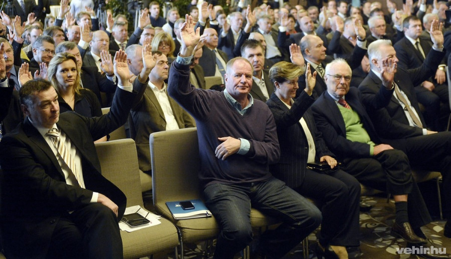 A Magyar Olimpiai Bizottság (MOB) tagjai szavaznak Budapesten, a Larus Rendezvényközpontban rendezett közgyűlésen 2015. február 6-én. A közgyűlés úgy döntött, hogy javasolja Budapest városának és Magyarországnak, vizsgálja meg a 2024-es olimpia és paralimpia megrendezésének lehetőségét. Balról Gömöri Zsolt, a Magyar Paralimpiai Bizottság (MPB) elnöke (első sor b), Kovács Ágnes olimpiai bajnok úszó (második sor b), Kemény Dénes, a Magyar Vízilabda Szövetség elnöke (első sor b2), Regőczy Krisztina olimpiai ezüstérmes, világbajnok jégtáncos, a MOB elnökségének tagja (első sor b3), Kamuti Jenő, a Magyar és a Nemzetközi Fair Play Bizottság elnöke (első sor j2) és Schmitt Pál, a Nemzetközi Olimpiai Bizottság (NOB) tagja (j). MTI Fotó: Illyés Tibor