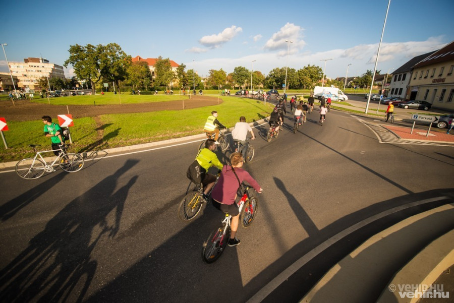 Idén is Critical Mass