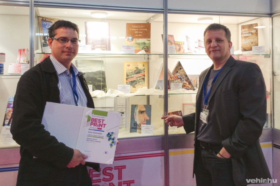 Czeglédi Zoltán (kezében a díjjal) és Melczer Zsolt
