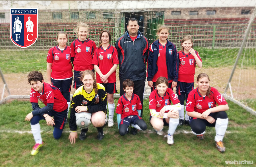 Felső sor: Baráth Boglárka, Vojnity Nóra, Német Virginia, Jugovits Péter vezetőedző, Lölkös Enikő, Csikó Noémi Alsó sor: Csizmadia Zsófia, Vecseri Krisztina, Szijártó Eszter, Litauszki Barbara, Sas Zsófia