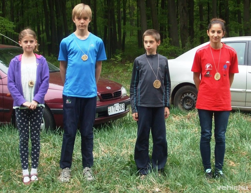 Mérő Dominika (piros melegítőben) a kép jobb oldalán - Fotó: Péntek Annamária