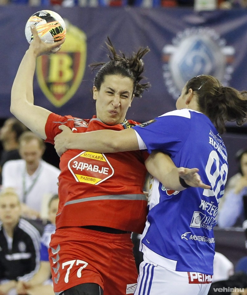 A szerb Andrea Lekic (b) és a montenegrói  Milena Knezevic a női kézilabda Bajnokok Ligája elődöntőjében játszott Vardar Szkopje - Buducsnoszt Podgorica mérkőzésén a Papp László Budapest Sportarénában 2015. május 9-én. MTI Fotó: Kovács Anikó