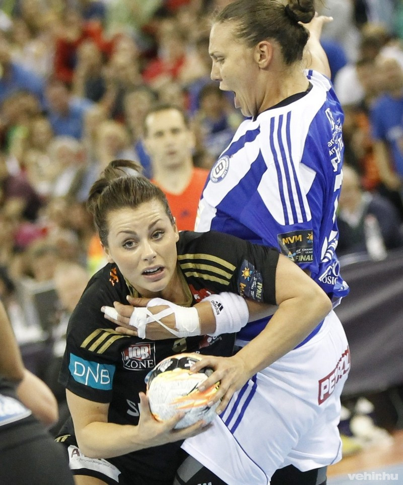 A norvég Nora Mörk (b) és a montenegrói Dragana Cvijics a női kézilabda Bajnokok Ligája döntőjében, a Larvik - Budocsnoszt Podgorica mérkőzésén a Papp László Budapest Sportarénában 2015. május 10-én. MTI Fotó: Kovács Anikó
