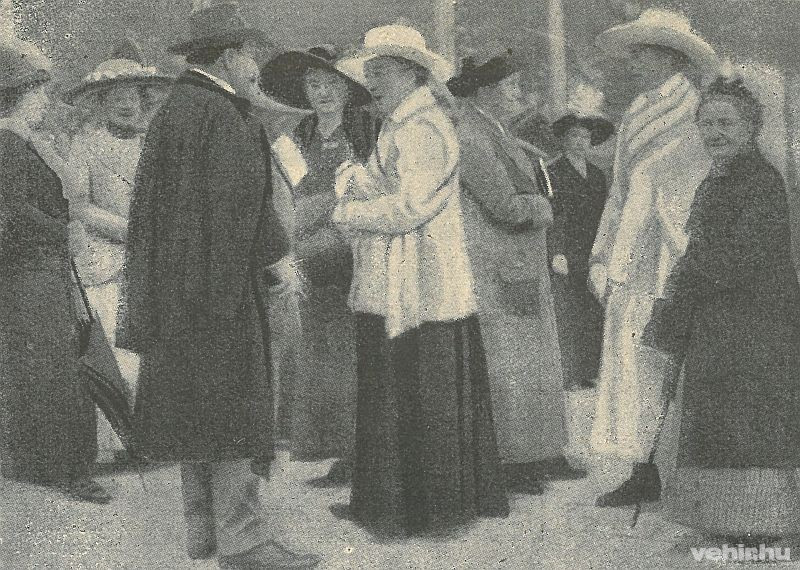 Korabeli viselet az 1910-es évekből.