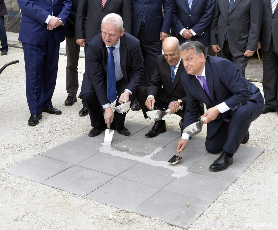 Orbán Viktor miniszterelnök, Julio Cesar Maglione, a vizes sportokat összefogó nemzetközi szövetség (FINA) elnöke és Tarlós István főpolgármester (j-b) elhelyezik a 2017-es vizes világbajnokságra épülő Dagály Uszodaközpont alapkövét a fővárosi Dagály Strandfürdő területén 2015. május 15-én. MTI Fotó: Máthé Zoltán 