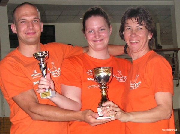 Vattai András, Hudi Zsanett és Czaunné Kőrösi Edina - az edzők az elnyert két kupával