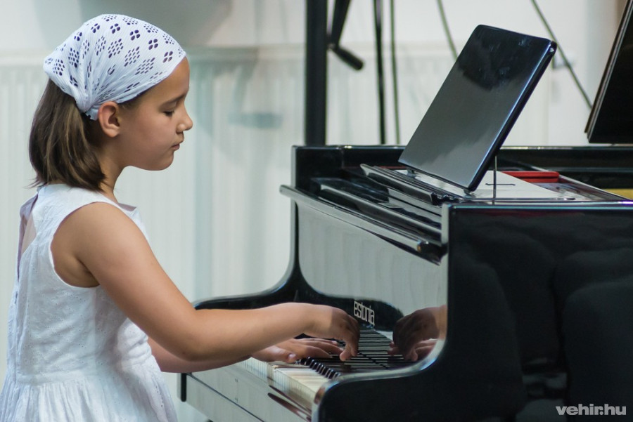 Csilinkó Eszter, a Nemzetközi Bartók Béla Zongoraverseny döntőse volt a saját korcsoportjában. 