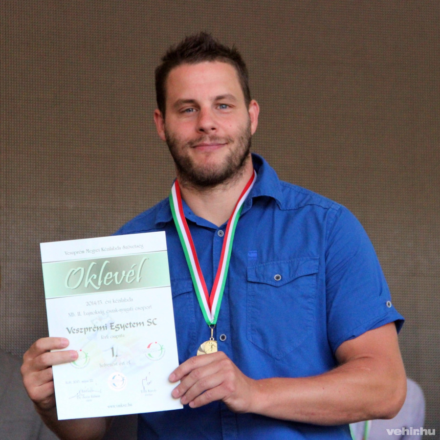 Kovács György mutatja a győztesnek járó oklevelet