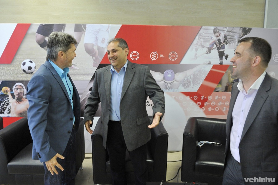 Hajdú B. István, a közmédia július 18-án induló M4 sportcsatornájának új sportriportere (k) Szabó László Zsolt, a Médiaszolgáltatás-támogató és Vagyonkezelő Alap (MTVA) vezérigazgatója (b) és Vobeczky Zoltán, az MTVA sportfőszerkesztője társaságában az MTVA székházában 2015. június 11-én. MTI Fotó: Kovács Tamás