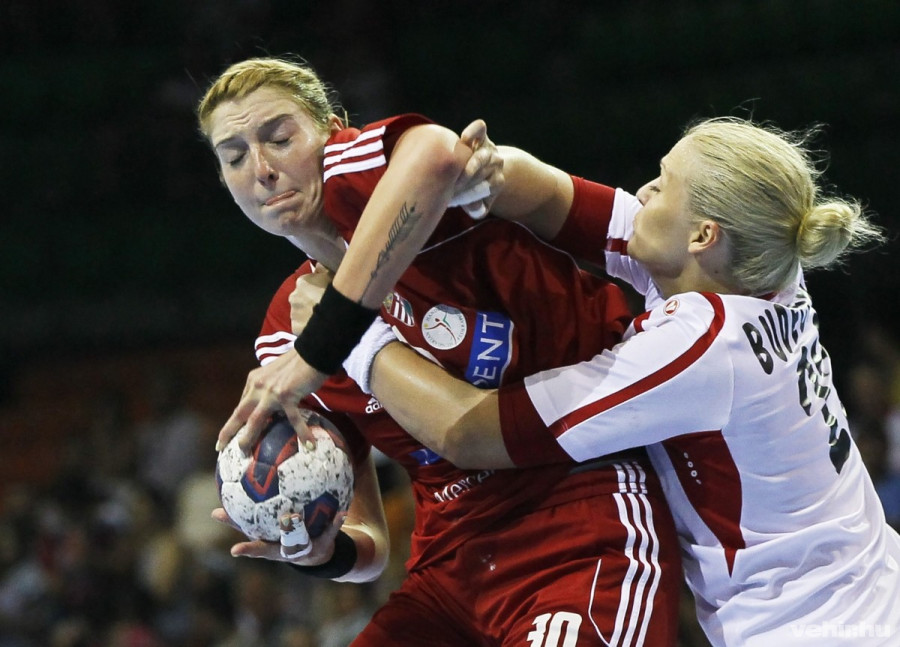 A magyar Planéta Szimonetta (b) és az osztrák Marina Budecevic a Magyarország -Ausztria világbajnoki selejtező kézilabda-mérkőzésen a győri Audi Arénában 2015. június 13-án. MTI Fotó: Kovács Anikó