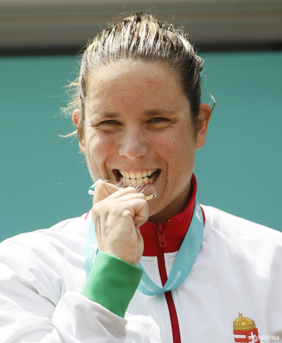 Az ezüstérmes Risztov Éva a női 10 kilométeres verseny eredményhirdetésén a Magyar Úszás Napja keretében rendezett balatonfüredi nyíltvízi úszó világkupán 2015. június 20-án. MTI Fotó: Kovács Anikó 