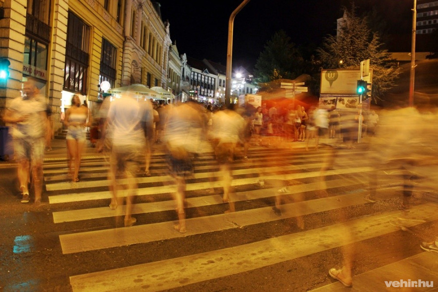 így szokott kinézni a belváros az utcazene ideje alatt.