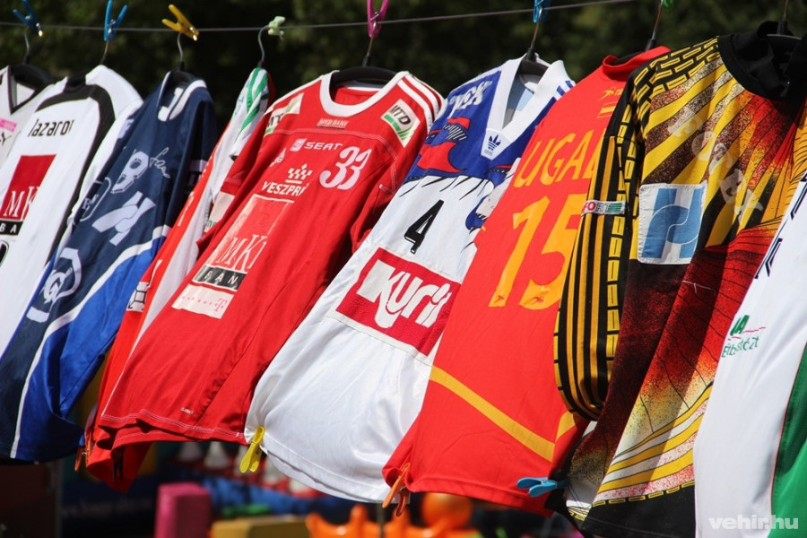 Az érdeklődők megcsodálhatták a szurkolói közösség egyedi mezgyűjteményét is