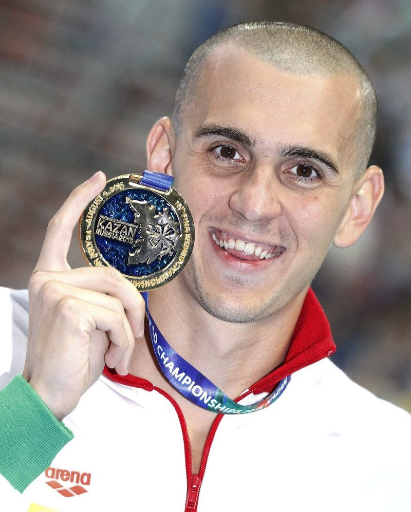A győztes Cseh László mutatja aranyérmét a 200 méteres pillangóúszás eredményhirdetése után a kazanyi vizes világbajnokságon 2015. augusztus 5-én. MTI Fotó: Kovács Anikó